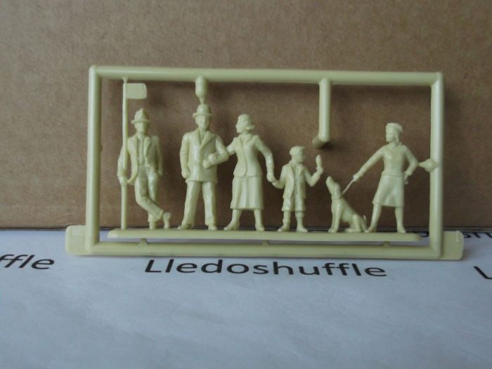 DG10, Dennis Single Deck Coach, Lledo Days Gone Plastic Figures