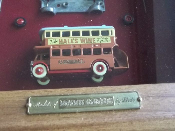 DG15007 Showcase, AEC Regent Double Deck Bus, Hall's Wine Wall Display - Image 9